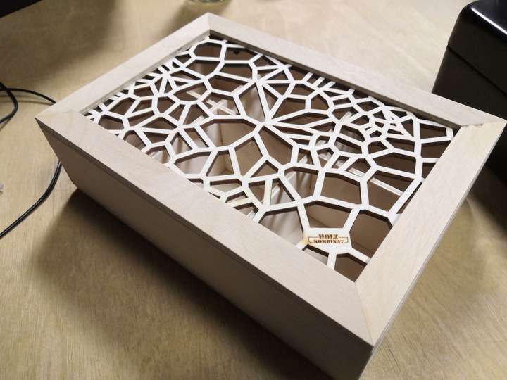 Teekästchen-Inlay mit Voronoi-Muster aus Pappelsperrholz