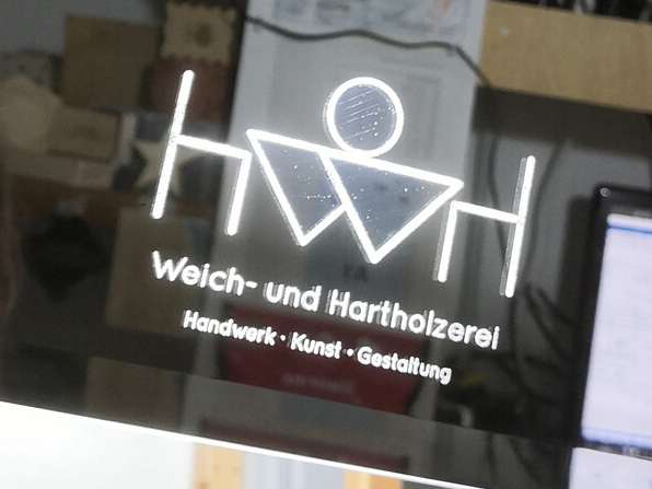 Weich- und Hartholzerei WHHO: Spiegelglas-Gravur